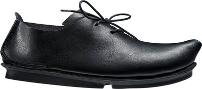 Unisex lace-up shoe with a cleverly slanted vamp
