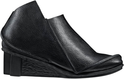 Short bootie with inner zip fastener. 